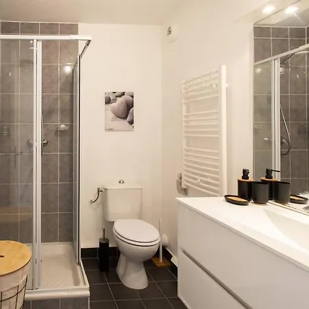 L44 1bdr Flat 10mins Walk To Port/balcon, Parking, Ac Apartment Nice