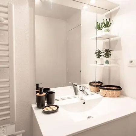 L44 1bdr Flat 10mins Walk To Port/balcon, Parking, Ac Nice