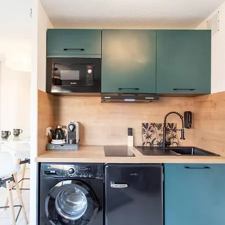 Apartment L44 1bdr Flat 10mins Walk To Port/balcon, Parking, Ac *