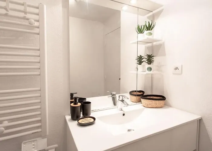 L44 1bdr Flat 10mins Walk To Port/balcon, Parking, Ac Nice