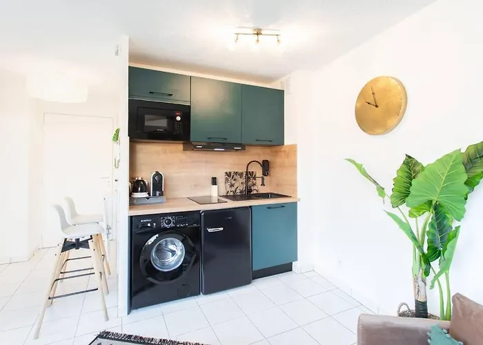 L44 1bdr Flat 10mins Walk To Port/balcon, Parking, Ac * Nice