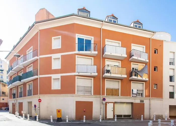 L44 1bdr Flat 10mins Walk To Port/balcon, Parking, Ac Nice