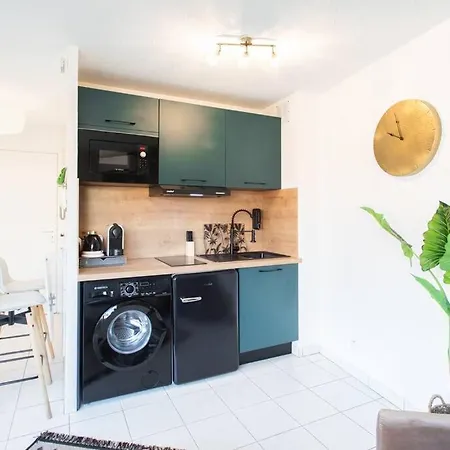 L44 1bdr Flat 10mins Walk To Port/balcon, Parking, Ac * 니스